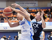 [포토]리바운드 잡아내는 우리은행 박지현