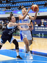 [포토]우리은행 박지현, 또 올라간다!