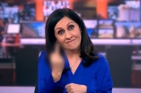 英 생방송 중 ‘손가락 욕’ 포착…BBC 수석 앵커 “동료들과 장난 방송될 줄 몰랐다” 해명[할리웃톡]