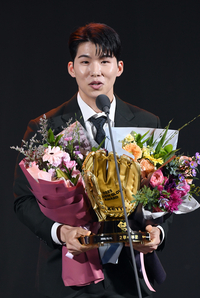 [포토]키움 김혜성, 2루수 부문 골든글러브 수상