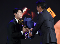 [포토]김혜성의 페어플레이상 축하하는 홍원기 감독