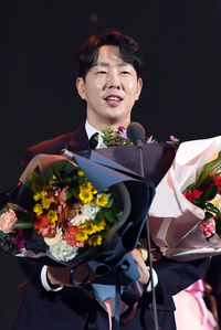 “6년 전 느낀 실망감…꼭 받고 싶었다” 박건우, 데뷔 첫 GG에 활짝 웃었다 [2023GG]