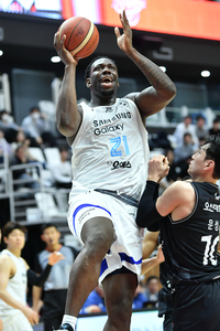 코번 30득점-26리바운드, 삼성 KT 꺾고 원정 22연패 탈출[SS현장]