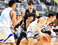 [포토]'이원석 마크하다 얼굴 가격당한 허훈'