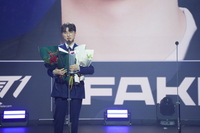 ‘페이커’ 4관왕 그리고 ‘제우스·오너·구마유시·케리아’ 포지션별 ‘올해의 선수’ 등극…T1 휩쓸었다 [LCK 어워드]