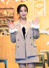 [포토]손인사 건네는 유지애