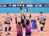 [포토]IBK기업은행 황민경, 과감한 중앙 공격