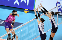 [포토]대각 공격으로 블로킹 피하는 김연경