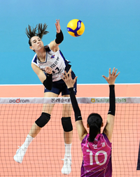 [포토]IBK기업은행 아베크롬비, 김연경의 블로킹 위로!