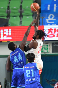 ‘10+득점만 4명’ SK, 가스공사 81-69 완파…‘리바운드’로 웃었다 [SS대구in]
