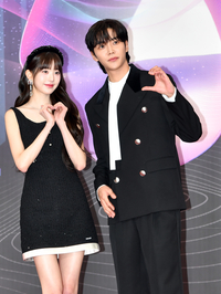 [포토]'하트 그리는  MC 로운과 장원영'