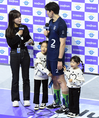 [포토]대한항공 승리 이끈 한선수, 딸들과 함께!