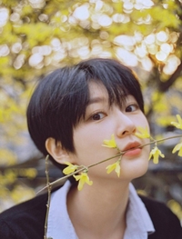 숏컷에 개나리꽃 물고…김새론, 1년 7개월 만에 근황 “본격 활동 시동?”