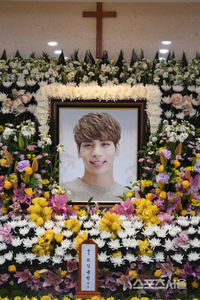 6년이 지났지만, 여전한 그리움…故 종현 “늘 당신을 사랑합니다”