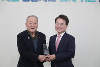 육동한 춘천시장, 임기수 전 한국타이어 춘천판매 대표에게 사회복지 유공자 감사패 전달