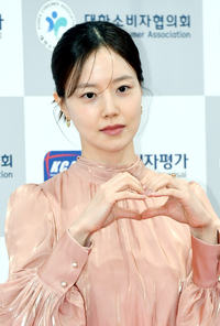 [포토]하트 만들어 보이는 문채원