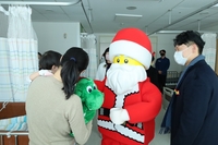 레고랜드, ‘찾아가는 레고 산타클로스’ 진행···어린이 환우에게 깜짝 선물 전달