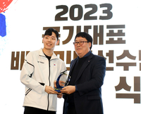 [포토] 포상금 받는 배드민턴 서승재