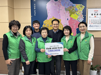 [포토]춘천시 강남동 새마을 부녀회, 성금 전달