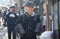 “힘은 이런데 쓰는 거란다” 션, 붕어빵 두子와 혹한 속 연탄봉사 감동