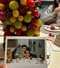 ‘결혼 10년차’ 탕웨이, 김태용 감독+딸과 함께 달콤한 탕후루 크리스마스