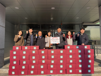 [포토]춘천광장교회, 선물꾸러미 전달