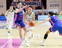 [포토]돌파하는 하나원큐 신지현