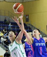 [포토]리바운드 다투는 하나원큐 신지현과 삼성생명 이주연