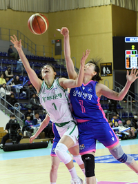 [포토]신지현의 슛을 블록하는 이주연