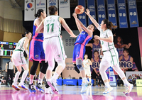 [포토]패스 내주는 삼성생명 이주연