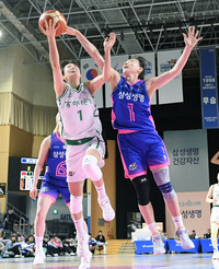 [포토]삼성생명 이주연, 하나원큐 신지현의 슛을 정확하게!