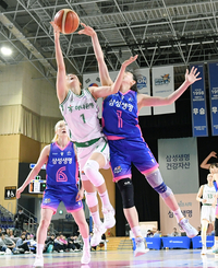 [포토]신지현의 슛을 막아내는 이주연