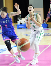 [포토]충돌하는 하나원큐 엄서이와 삼성생명 이주연