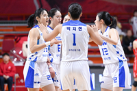 김단비 23점+박지현 20리바운드, 우리은행 BNK 제압