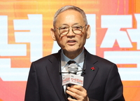 유인촌 문체부 장관, 故 이선균 빈소 찾아 “배우 선배로서 안타까운 마음”