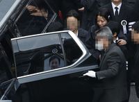 [포토] 故 이선균 발인, 오열하는 부인 전혜진