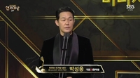 ‘국민사형투표’ 박성웅, 故 이선균을 향한 편지 “하늘에선 편안하게 쉬길” [2023 SBS 연기대상]