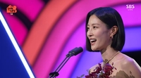 이현이, SBS의 딸상 수상 “2년 연속 SBS의 장녀.. 이 정도면 호적에 올려줘야” [SBS 연예대상]