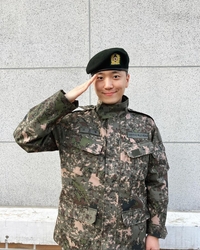 고우림, 훈련소 수료…♥김연아 숨길 수 없는 애정 과시