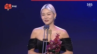 송해나, 여자 우수상 수상 “축구 3년 하면서 빨리 그만두고 싶었다” 눈물의 소감 [SBS 연예대상]