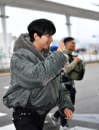 [포토]‘팬들에 손인사 건네는’ 이승기