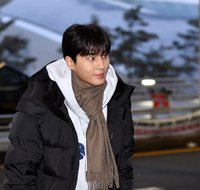 [포토]서울가요대상 출국 영케이, 팬들과 눈맞춤