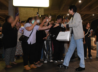 [포토]팬들과 인사 나누는 이준기