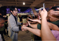 [포토]팬들과 일일이 인사 나누는 이준기