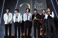 [포토]라이즈, 서울가요대상 신인상 이어 본상 2관왕