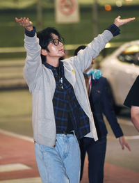 [포토]팬들을 향해 두 팔 벌려 인사를 보내는 이준기