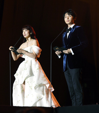 [포토]서울가요대상 수상자 발표하는 박신혜-이준기