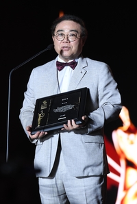 [포토]임진모 평론가, 서울가요대상 공로상 김수철을 대신해서...