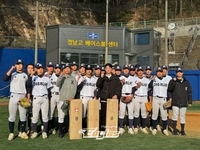 ‘국대 4번타자’ 노시환 초·중·고 모교 찾아 야구 용품 전달 “함께 프로에서 뛰자”