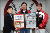 [포토]29년 만의 우승 기념 액자 받아든 LG 차명석 단장-주장 오지환